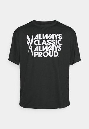 Fekete, rövid ujjú póló sima anyagból, melynek elülső részén feltűnő fehér felirat olvasható: "MINDIG CLASSIC. MINDIG BÜSZKE."