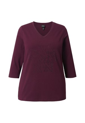 T-shirt borgogna a scollo a V con maniche a tre quarti e un design testurizzato di lettere abbellito con strass sul davanti.