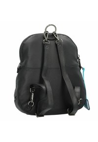 Mochila de piel negra con un acabado texturizado, que cuenta con correas ajustables, herrajes plateados y un acento en color turquesa en la cremallera.