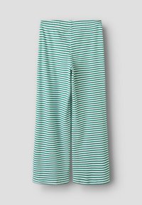Pantalons larges rayés en tissu doux, présentant des rayures horizontales vertes et blanches alternées. Taille élastique et longueur crop.