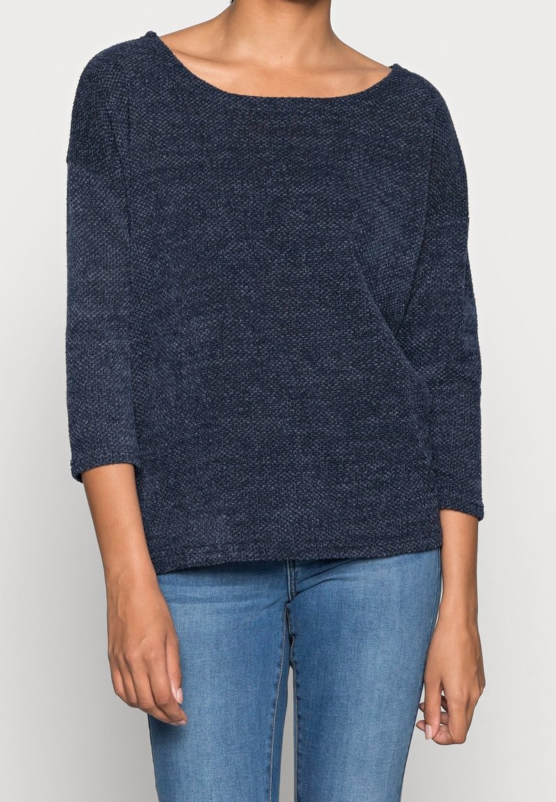 Dunkelblauer Strickpullover mit weitem Ausschnitt, Dreiviertelärmeln und lockerer Passform. Texturiertes Material mit einem dezenten Muster.