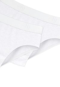 Mutande bianche in cotone con una cintura liscia che presenta un logo discreto. Il tessuto ha una texture morbida e la forma è di stile classico a slip.