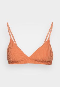 Top de biquíni laranja em formato de triângulo com padrão de ondas texturizado, apresentando alças ajustáveis feitas de material ligado. Acabamento em tecido suave.