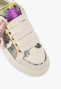 Sneaker colorato con una tomaia in suede beige, dettagli in stampa serpente testurizzati, linguetta in rete e dettagli hardware multicolore.