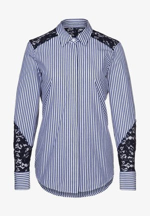Camisa de manga larga con botones, con rayas verticales azules y blancas, con detalles de encaje negro en los hombros y parte inferior de las mangas.