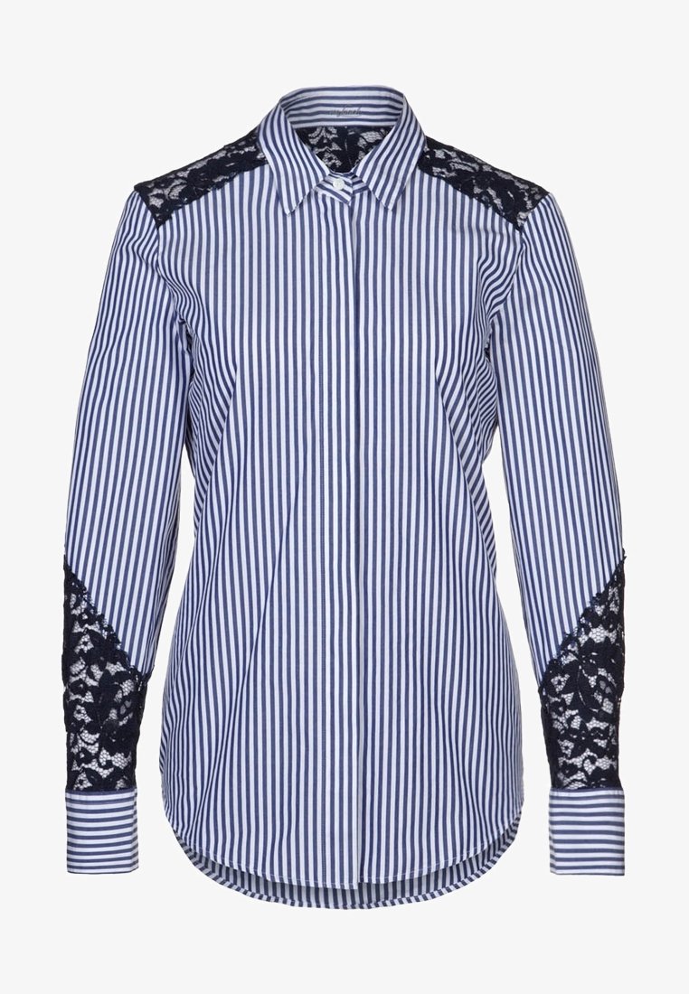 Chemise boutonnée à manches longues avec rayures verticales bleues et blanches, présentant des détails en dentelle noire sur les épaules et le bas des manches.