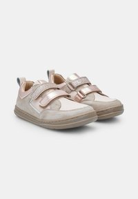 Jasne beżowe sneakersy z dwoma paskami na rzep, gładką syntetyczną cholewką, teksturowanym boku przypominającym zamsz i miękką podeszwą. Dodatki brokatowe na paskach.