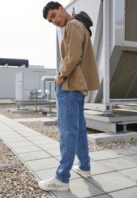 Weekday BARREL - Calças de ganga de corte afunilado - harper blue