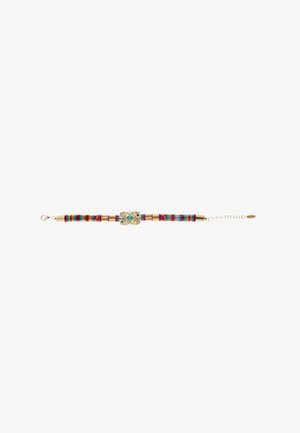 Bracelet coloré en perles avec accents dorés et un détail central en turquoise, présentant un design flexible et un fermoir à chaîne pour un ajustement réglable.