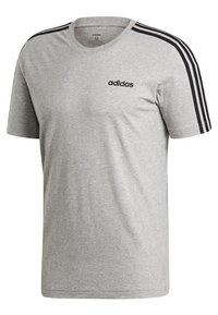 Maglietta a maniche corte Adidas grigio chiaro con tre strisce nere sulle spalle e logo Adidas stampato sul lato sinistro del petto.