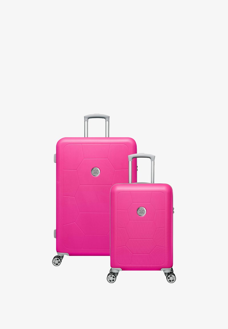 Roze hard-shell kofferset met hexagonaal patroon, zilveren accenten, telescopische handgrepen en vier wielen voor mobiliteit.