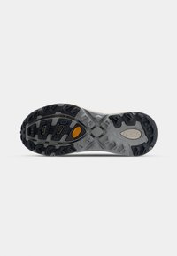 Schwarze und graue Gummisohle mit einem strukturierten Muster, ausgestattet mit einem orangefarbenen Vibram-Logo. Entwickelt für Grip und Stabilität.