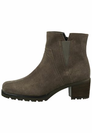 Bottine en daim marron avec un bout arrondi, des panneaux latéraux en élastique et un talon bloc texturé. Présente des détails de couture et une semelle antidérapante.