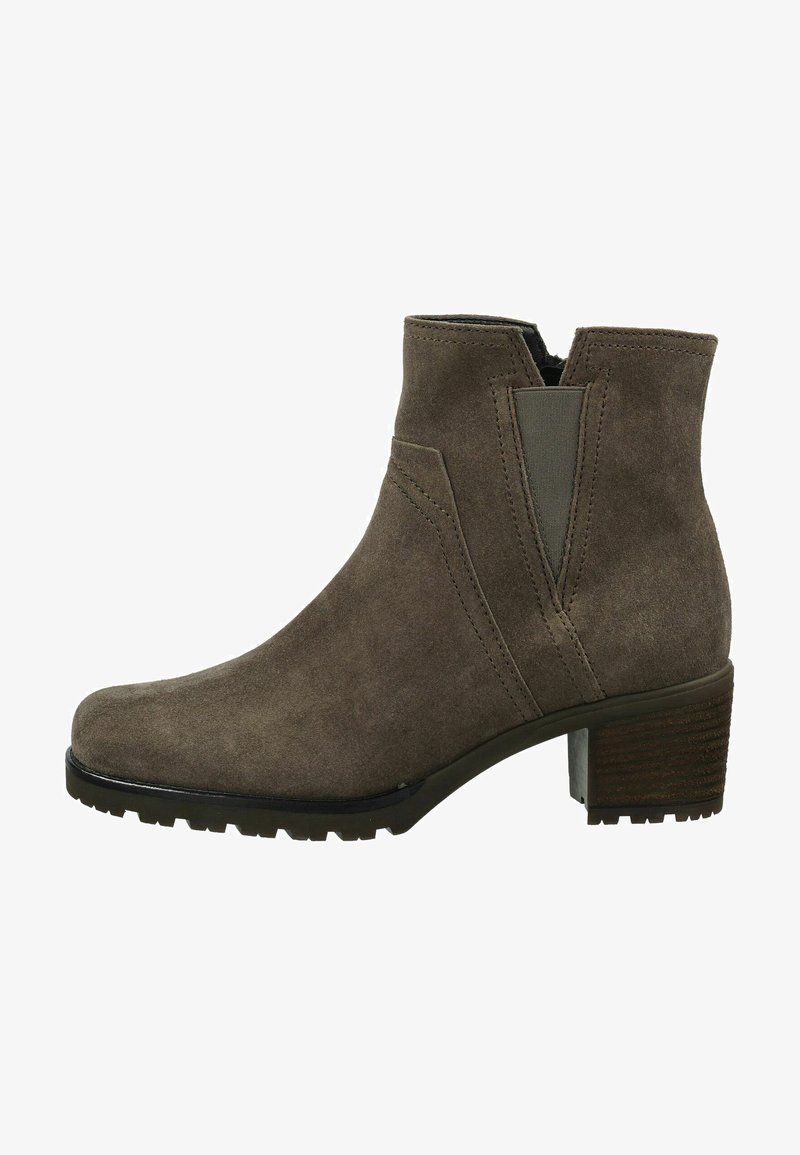 Stivale alla caviglia in suede marrone con punta arrotondata, pannelli laterali elasticizzati e tacco a blocco texturizzato. Presenta dettagli di cucitura e suola antiscivolo.