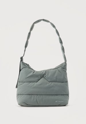 Sac à bandoulière gris doux et rembourré avec une sangle torsadée et une fermeture éclair, avec un petit logo Columbia en bas à droite.