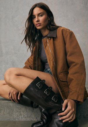 Stradivarius Kovbojské/motorkárske čižmy - brown