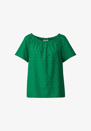 Blusa de algodón verde con mangas cortas, que presenta un escote fuera del hombro y patrones de ojales en toda la prenda. Textura suave y ligera.