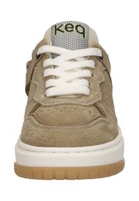 Beige suède sneakers met witte veters, een getextureerde grijze tong en een gumrubberen zool. Kenmerkt zich door stiksels en een reliëflogo.