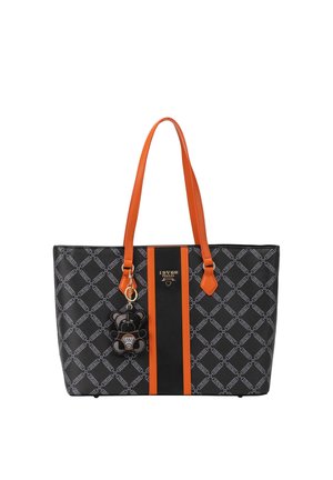 Zwarte tote bag met oranje accenten, voorzien van een patroonontwerp, twee schouderbanden en een sleutelhanger in de vorm van een beer.