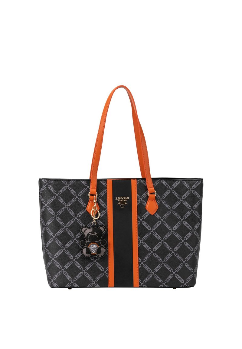 Zwarte tote bag met oranje accenten, voorzien van een patroonontwerp, twee schouderbanden en een sleutelhanger in de vorm van een beer.