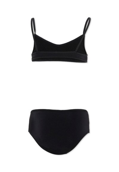 Bikini noir deux pièces avec un haut simple en forme de triangle à fines bretelles et un slip taille haute assorti sur fond blanc.