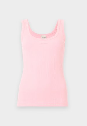 Svijetloružičasti rebrasti top bez rukava s okruglim izrezom i oznakom Calvin Klein na stražnjem unutarnjem dijelu ovratnika.