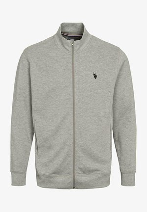 Sweat-shirt gris clair à fermeture éclair avec col montant et petit logo brodé noir de joueur de polo sur le côté gauche de la poitrine.