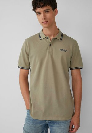 Lichtgroen polo shirt met marineblauwe strepen op de kraag en mouwen, voorzien van een twee-knopen sluiting en een geborduurd logo op de borst.