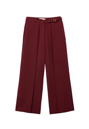 Pantalones de pierna ancha burdeos hechos de una tela suave, con pliegues frontales, una cintura con cinturón y herrajes, y una silueta ajustada.