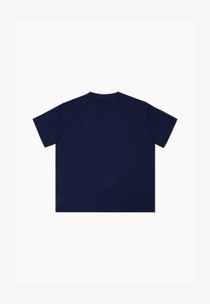 Prosta, ciemnoniebieska koszulka z krótkim rękawem, leżąca płasko, pokazująca tylną stronę, z okrągłym dekoltem i bez widocznych logo czy wzorów.