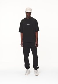 Pegador COLNE LOGO TEE - Apdrukāts T-krekls - washed black