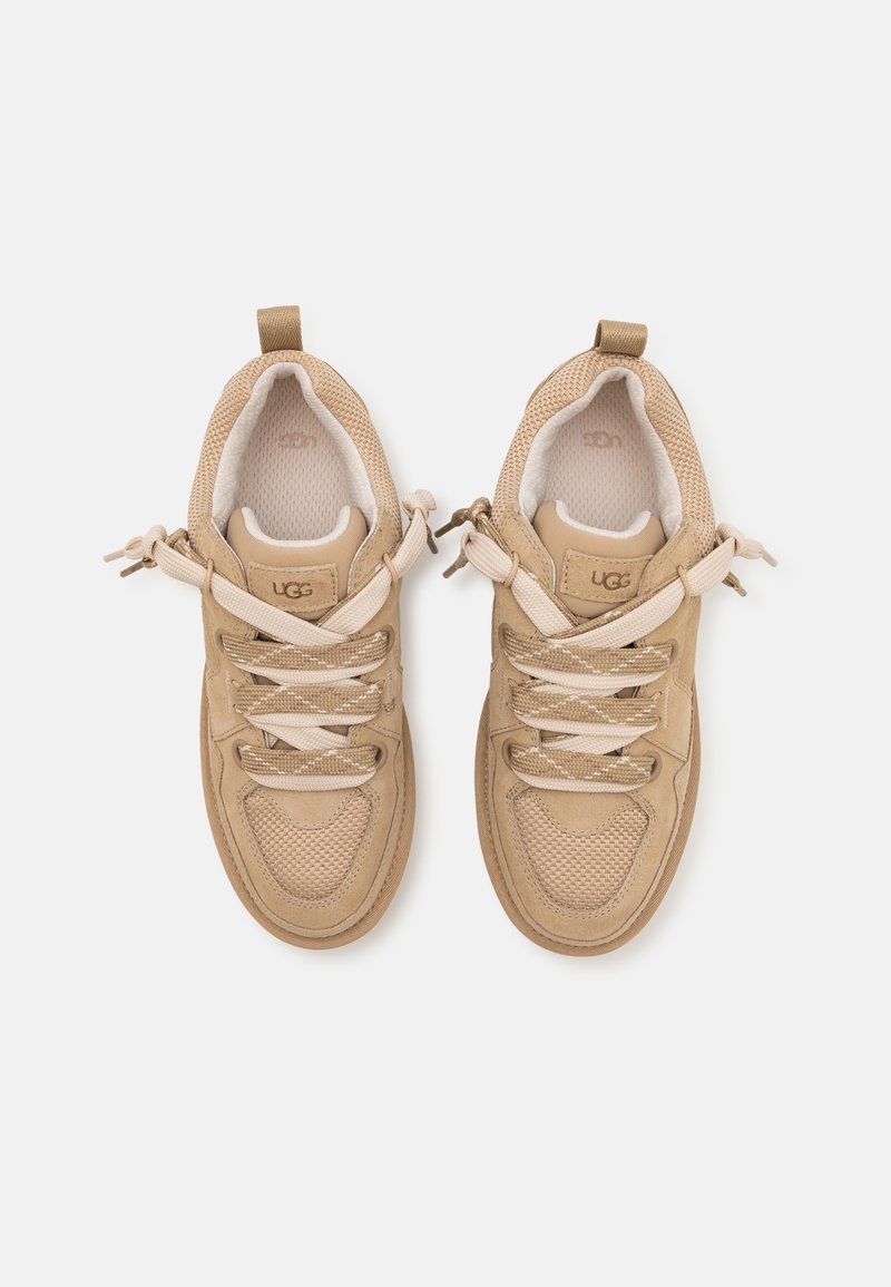 Beige Sneaker aus Mesh- und Wildledermaterialien, runde Zehenform, strukturierte Akzente und flache Schnürsenkel. Verfügt über einen gepolsterten Kragen und Logodetails.