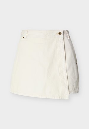 Mini-jupe en denim blanc avec devant style portefeuille, passants pour ceinture et fermeture à bouton métallique sur la taille.