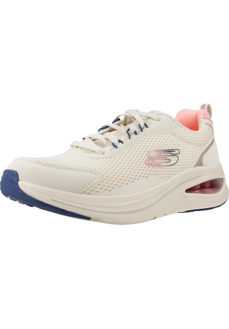 Zapatilla deportiva blanca con parte superior de malla transpirable, detalles en azul marino, suela texturizada y una unidad de amortiguación de aire visible en el talón.