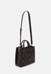 Musta käsilaukku, joka on valmistettu teksturoidusta materiaalista ja jossa on logokuvio. Siinä on yläkahvat ja irrotettava olkahihna. Suorakulmainen muoto, jossa kullanväriset yksityiskohdat.