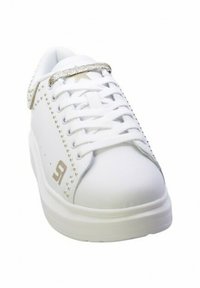 Sneaker bianco con accenti di strass, texture liscia, punta rotonda, design con lacci e suola bianca imbottita.