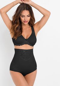 Ensemble comprenant un soutien-gorge en dentelle noire et un slip taille haute, avec un panneau en dentelle florale, des bords festonnés et des accents de boutons décoratifs.