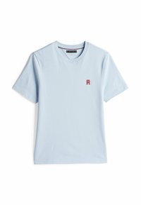 T-shirt in cotone azzurro chiaro con scollatura tondeggiante. Presenta un piccolo logo rosso sul lato sinistro del petto e maniche corte. Texture liscia.