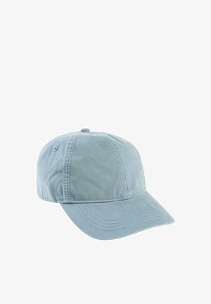 Lichtblauwe katoenen honkbalpet met gestikte panelen en een gebogen klep, afgebeeld op een witte achtergrond.