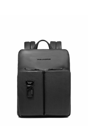 Zaino in pelle nera con due tasche frontali, spallacci regolabili, manico superiore e etichetta con logo. Texture liscia e forma rettangolare.