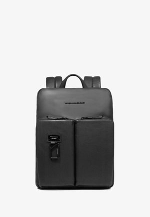 Zaino in pelle nera con due tasche frontali, spallacci regolabili, manico superiore e etichetta con logo. Texture liscia e forma rettangolare.