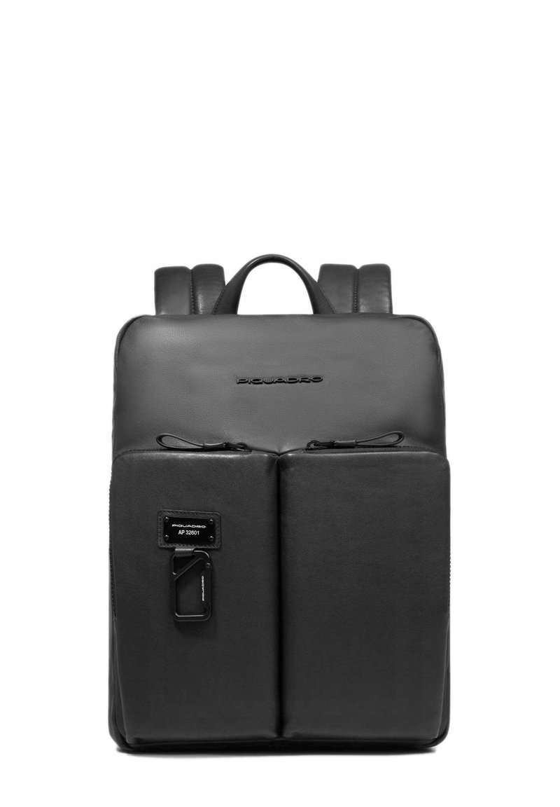 Zwarte leren rugzak met twee voorzakken, verstelbare schouderbanden, een handvat bovenaan en een merklabel. Gladde textuur en rechthoekige vorm.