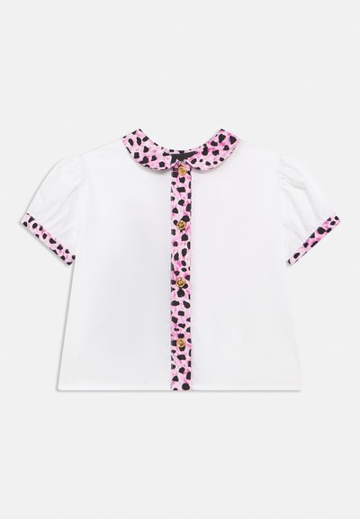 Λευκό μπλουζάκι με κοντά μανίκια και φουσκωτούς ώμους, γιακάς με ροζ και μαύρα στίγματα, ταιριαστό διακοσμητικό στα κουμπιά και τα μανίκια, χρυσά κουμπιά.