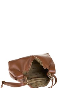 Sac à main en cuir marron avec des fermetures éclair et des sangles dorées, ouvert pour révéler un intérieur en tissu beige imprimé avec le logo "Pierre Cardin".