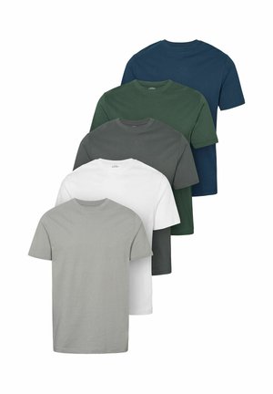 Cinque t-shirt a girocollo semplici nei colori grigio, bianco, grigio scuro, verde e blu navy, disposte sovrapposte in una fila verticale.