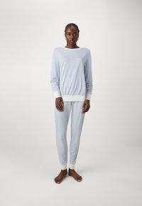 Gestreiftes Pyjama-Set in Blau und Weiß, bestehend aus einem langärmeligen Oberteil mit gerippten Manschetten und passenden, eng anliegenden Hosen mit Knöchel-Manschetten.