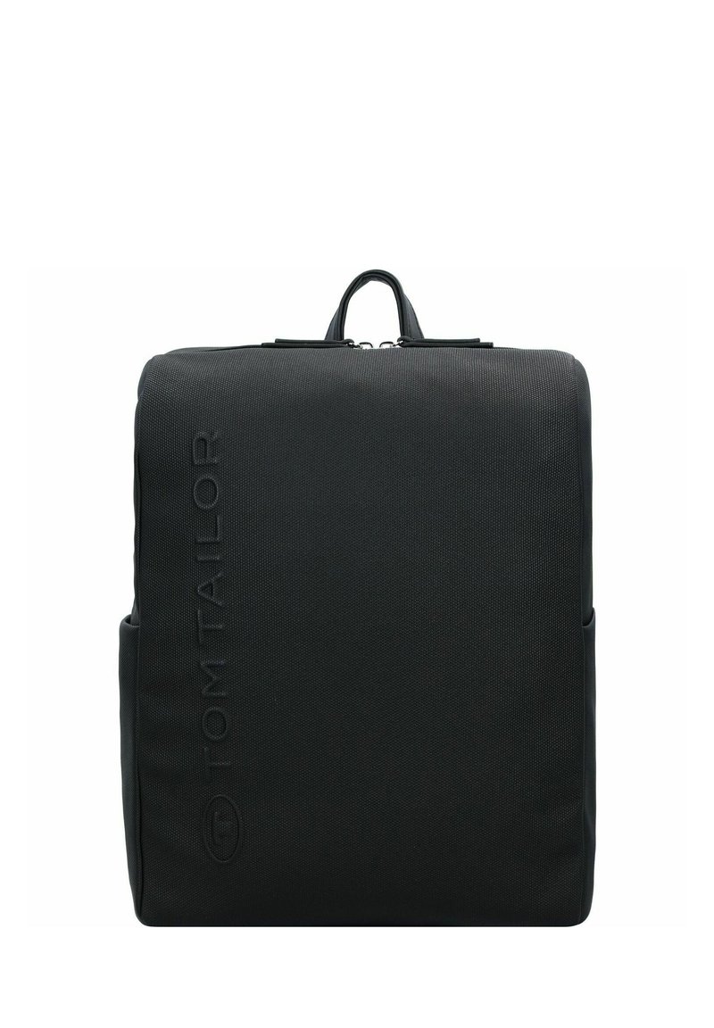 Zaino nero realizzato in tessuto testurizzato, dotato di chiusura con zip, maniglia superiore e tasche laterali. Logo impresso sul davanti.