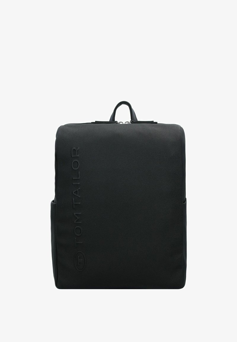 Mochila negra hecha de tejido texturizado, con cierre de cremallera, un asa en la parte superior y bolsillos laterales. Logotipo en relieve en la parte frontal.