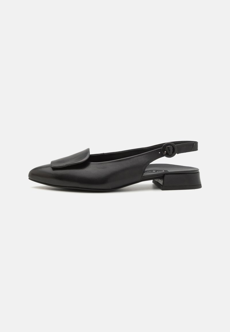 Melnas ādas slingback kurpes ar smailu purngalu, platu papēdi un pārmērīgu atloku detaļu. Ietver regulējamu siksnu ar pogu.