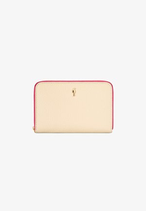 Kremowy skórzany portfel z różowym zamkiem błyskawicznym i małym złotym logo z przodu, na białym tle.